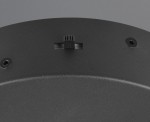 Czarna lampa wisząca Darvin z pojedynczym źródłem światła LED o mocy 34W. Widok z góry, ukazujący gładką powierzchnię oraz mechanizm regulacyjny z pokrętłem i otworami montażowymi. Idealna do nowoczesnych wnętrz.