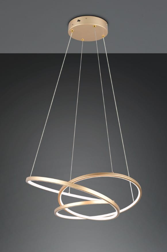 Lampa wisząca Darvin w kolorze złotym, z trzema okrągłymi pierścieniami LED, zawieszona na cienkich linkach. Kąt ujęcia z boku, ukazujący nowoczesny design i eleganckie wykończenie. Idealna do nowoczesnych wnętrz.