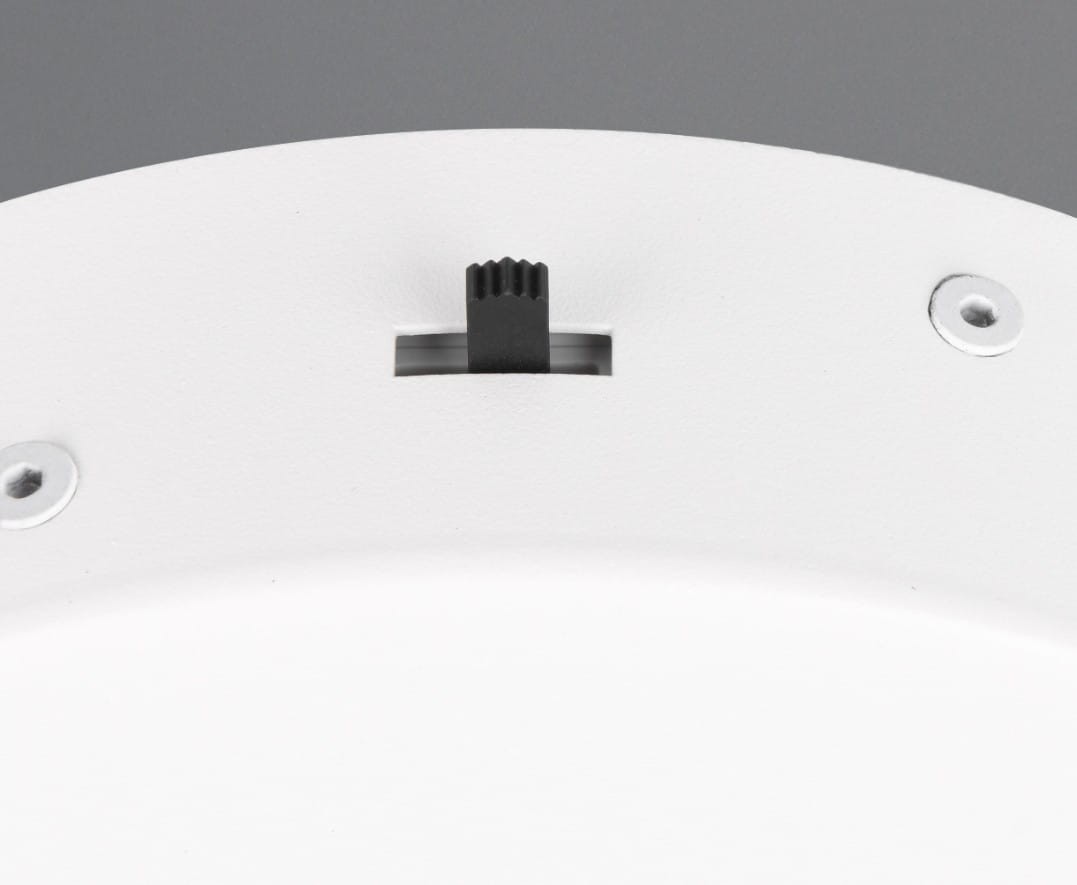 Lampa wisząca Darvin w białym kolorze, z metalowym wykończeniem. Widoczny detal to czarny mechanizm regulacji lub mocowania, umieszczony na białej podstawie. Lampa przeznaczona do montażu sufitowego, z jednym źródłem światła LED o mocy 34W.