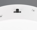 Lampa wisząca Darvin w białym kolorze, z metalowym wykończeniem. Widoczny detal to czarny mechanizm regulacji lub mocowania, umieszczony na białej podstawie. Lampa przeznaczona do montażu sufitowego, z jednym źródłem światła LED o mocy 34W.