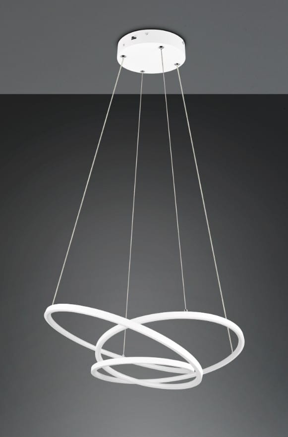 Lampa wisząca Darvin z jednym źródłem LED, o mocy 34W, w kolorze białym. Posiada trzy splecione pierścienie, zawieszone na cienkich linkach, montowana do sufitu, na ciemnym tle.