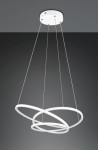 Lampa wisząca Darvin z jednym źródłem LED, o mocy 34W, w kolorze białym. Posiada trzy splecione pierścienie, zawieszone na cienkich linkach, montowana do sufitu, na ciemnym tle.