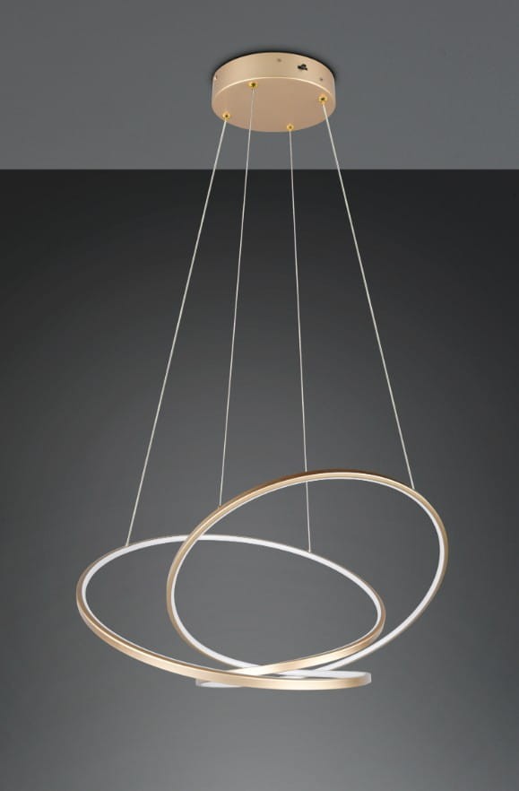 Lampa wisząca Darvin w kolorze złotym z dwiema okrągłymi pierścieniami, jeden z białym wykończeniem, zawieszona na cienkich linkach. Wykonana z metalu, z źródłem LED o mocy 52W, montowana na suficie. Tło w odcieniach szarości.