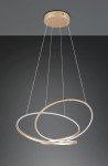 Lampa wisząca Darvin w kolorze złotym z dwiema okrągłymi pierścieniami, jeden z białym wykończeniem, zawieszona na cienkich linkach. Wykonana z metalu, z źródłem LED o mocy 52W, montowana na suficie. Tło w odcieniach szarości.