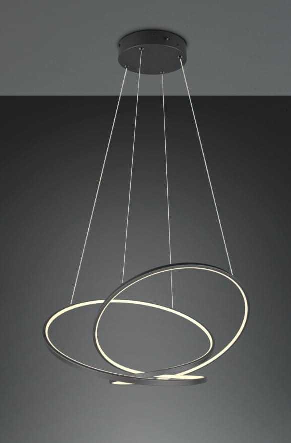 Lampa wisząca Darvin w kolorze czarnym, z dwoma okręgami LED w kształcie pierścienia. Zawieszona na cienkich linkach, o nowoczesnym designie, idealna do oświetlenia wnętrz. Ujęcie frontalne na tle szarym.