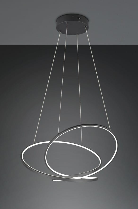 Lampa wisząca Darvin w kolorze czarnym, z jednym źródłem światła LED o mocy 52W. Posiada dwa okręgi w różnych rozmiarach, zawieszone na cienkich linkach. Montowana sufitowo, idealna do nowoczesnych wnętrz.