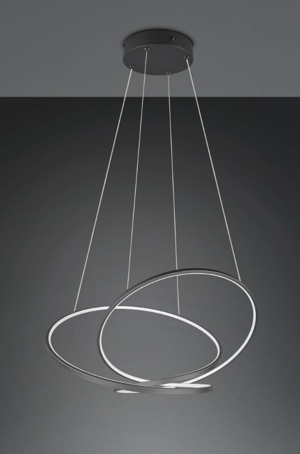 Czarna lampa wisząca Darvin z jedną diodą LED o mocy 52W, składająca się z dwóch połączonych, okrągłych pierścieni. Lampa zawieszona na cienkich linkach, z metalowym mocowaniem sufitowym, na jednolitym tle.