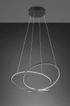 Czarna lampa wisząca Darvin z jedną diodą LED o mocy 52W, składająca się z dwóch połączonych, okrągłych pierścieni. Lampa zawieszona na cienkich linkach, z metalowym mocowaniem sufitowym, na jednolitym tle.