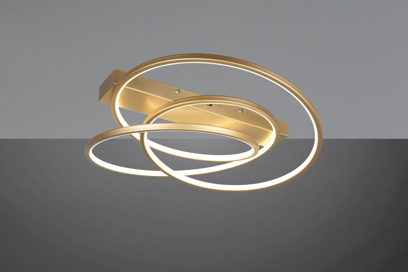 Lampa sufitowa Darvin w złotym kolorze z jednym źródłem LED o mocy 34W. Posiada dwa okrągłe pierścienie, które są umieszczone na prostokątnej podstawie. Ujęcie z dołu ukazuje nowoczesny design i subtelne podświetlenie.