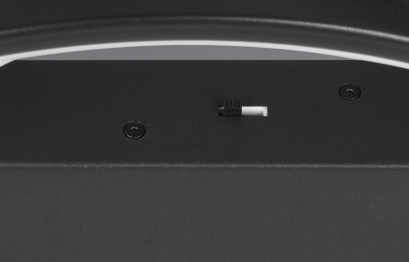 Czarna lampa sufitowa Darvin z jedną diodą LED o mocy 34W. Widok z góry, zbliżenie na panel sterujący z przełącznikiem oraz widocznymi mocowaniami. Prosty, nowoczesny design, idealny do różnych wnętrz.