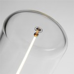 Lampa stołowa Esterno w kolorze szarym, z przezroczystym kloszem, z 1xLED/0,5W. Zbliżenie na górną część lampy, ukazujące źródło światła oraz dekoracyjny detal w postaci metalowego elementu mocującego. Wodoodporność IP44.