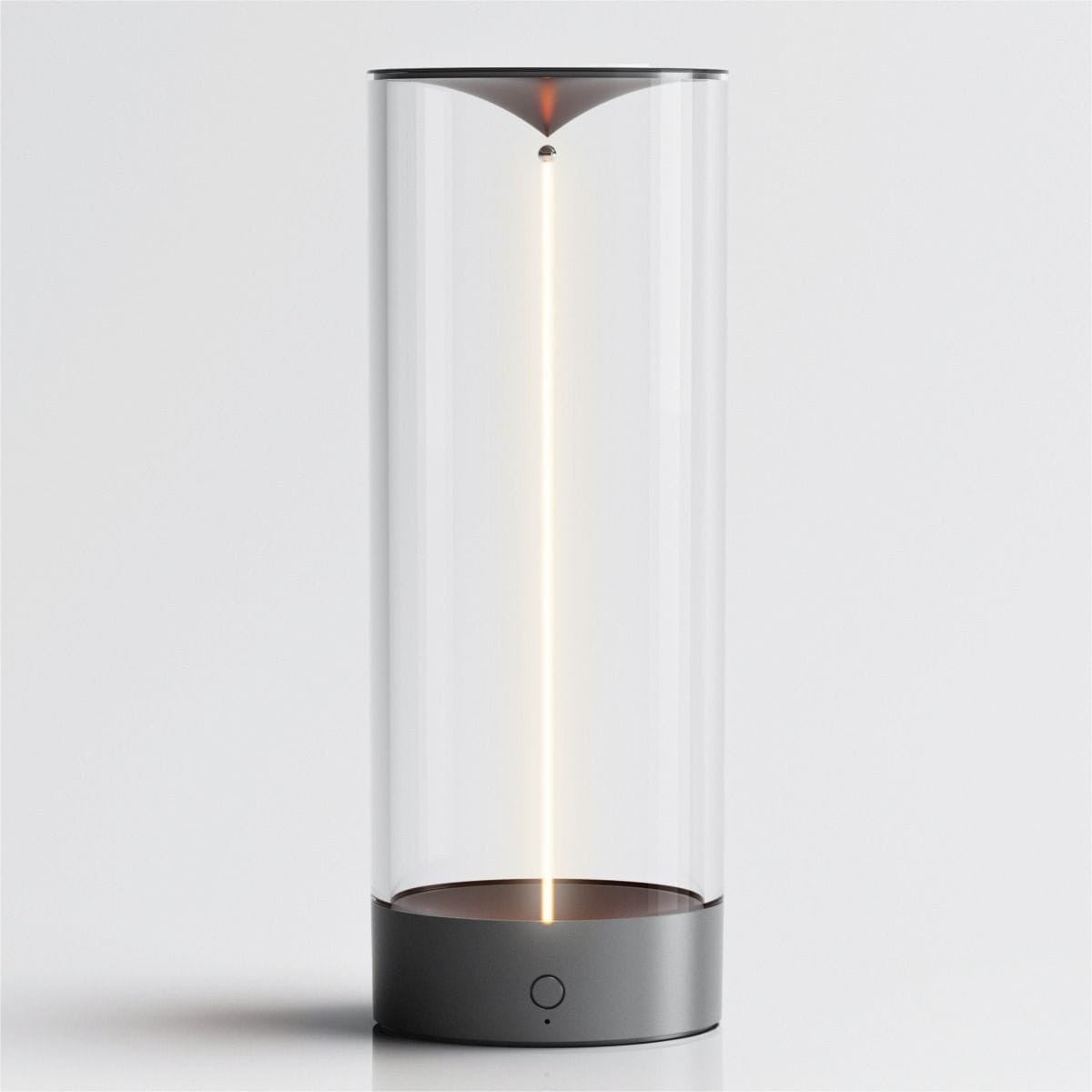 Lampa stołowa Esterno, szara, o cylindrycznym kształcie. Wykonana z przezroczystego szkła, z LED o mocy 1,2W, IP44. Widoczny przycisk na dolnej części. Światło emitowane z centralnej linii, prezentująca nowoczesny design. Na jednolitym tle.