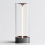 Lampa stołowa Esterno, szara, o cylindrycznym kształcie. Wykonana z przezroczystego szkła, z LED o mocy 1,2W, IP44. Widoczny przycisk na dolnej części. Światło emitowane z centralnej linii, prezentująca nowoczesny design. Na jednolitym tle.