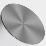 Szara lampa stołowa Esterno z LED o mocy 1,2W, z okrągłym, metalicznym kloszem. Widok z góry ukazuje gładką, połyskującą powierzchnię z centralnym wgłębieniem. Lampa charakteryzuje się stopniem ochrony IP44, przeznaczona do użytku na zewnątrz.