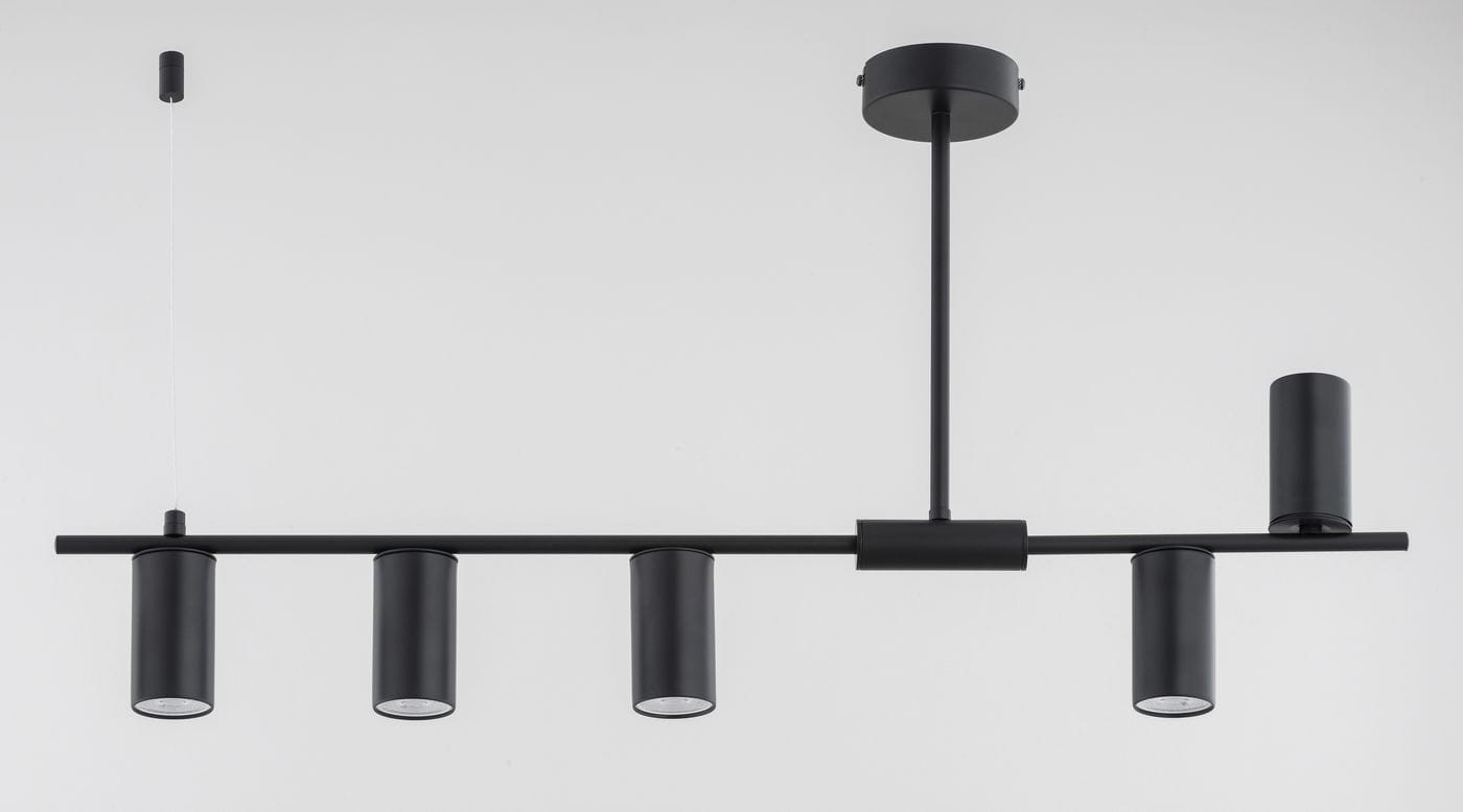 Czarna lampa sufitowa Uranos z pięcioma oprawami GU10, zamontowana poziomo na metalowej rurze. Cylindryczne klosze z matowego metalu skierowane w dół, wiszące na cienkim przewodzie, z prostym, minimalistycznym designem.