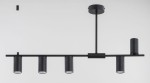 Czarna lampa sufitowa Uranos z pięcioma oprawami GU10, zamontowana poziomo na metalowej rurze. Cylindryczne klosze z matowego metalu skierowane w dół, wiszące na cienkim przewodzie, z prostym, minimalistycznym designem.