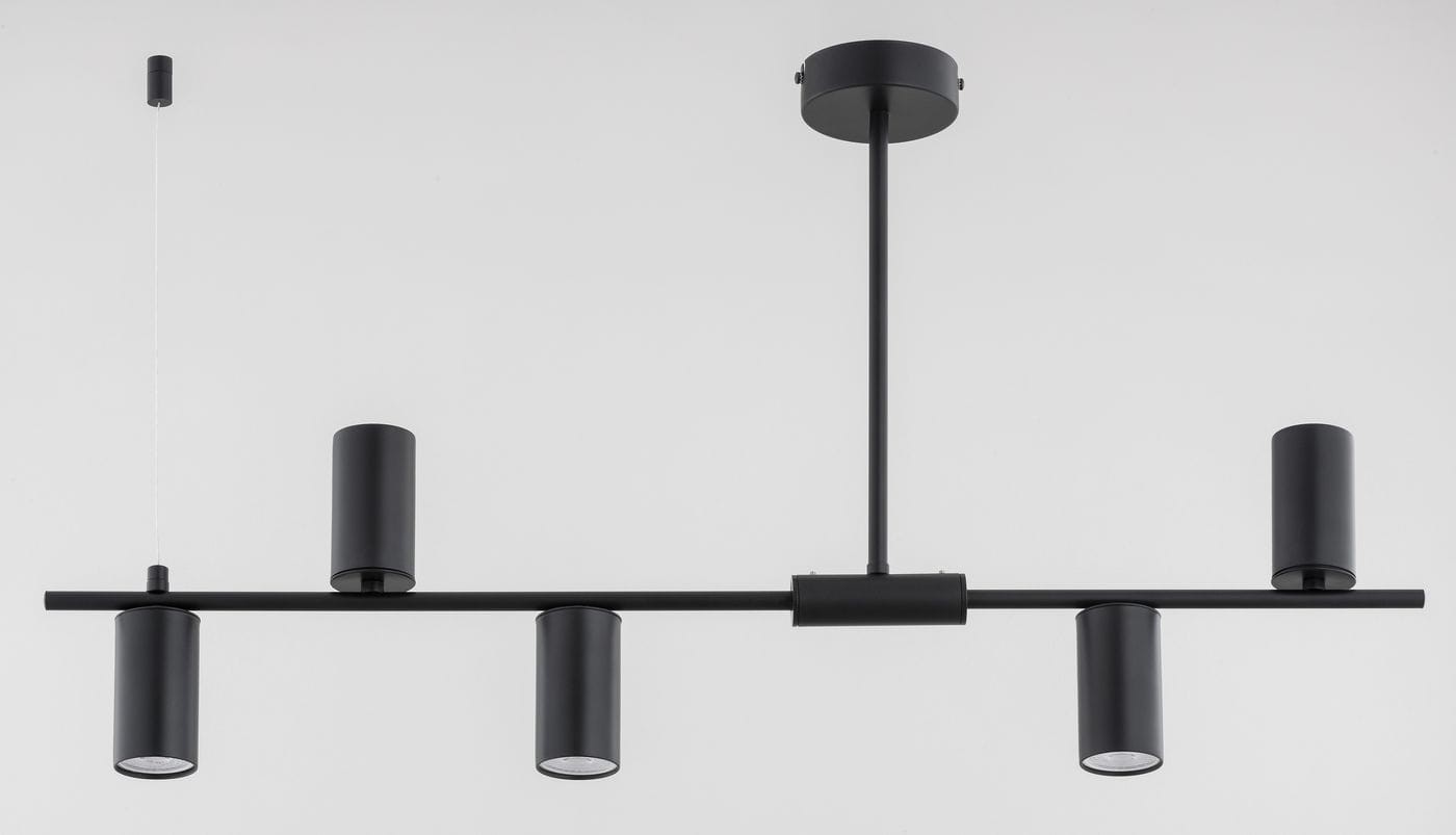 Czarna lampa sufitowa Uranos 2 z pięcioma oprawami GU10, umieszczona poziomo na metalowej belce. Lampa ma cylindryczne klosze, a jej design jest minimalistyczny, idealna do nowoczesnych wnętrz. Wisi na cienkim przewodzie.