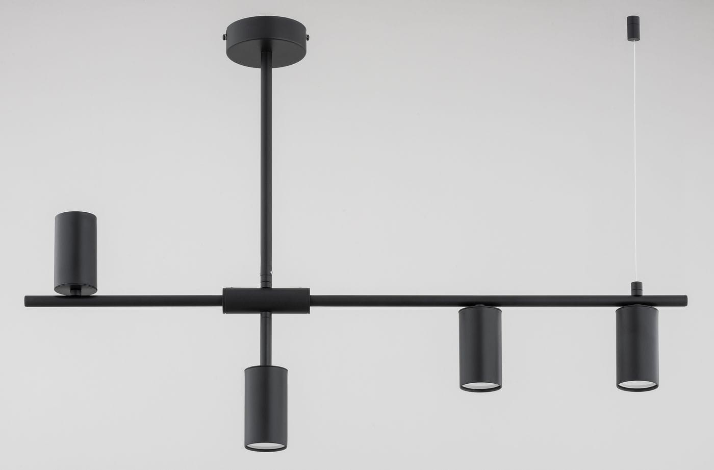 Lampa sufitowa Saur z czterema oprawami GU10, w kolorze czarnym. Stalowa konstrukcja z poziomą rurą i cylindrycznymi kloszami. Ujęcie frontalne, lampa zawieszona na sznurku, z widocznym elementem mocującym.