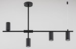 Lampa sufitowa Saur z czterema oprawami GU10, w kolorze czarnym. Stalowa konstrukcja z poziomą rurą i cylindrycznymi kloszami. Ujęcie frontalne, lampa zawieszona na sznurku, z widocznym elementem mocującym.