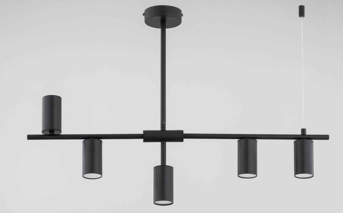 Lampa sufitowa Saur w kolorze czarnym z pięcioma oprawami GU10. Produkt zawieszony na prostym stelażu, z cylindrycznymi kloszami. Ujęcie frontalne, ukazujące równoległe rozmieszczenie elementów. Tło neutralne, podkreślające design lampy.