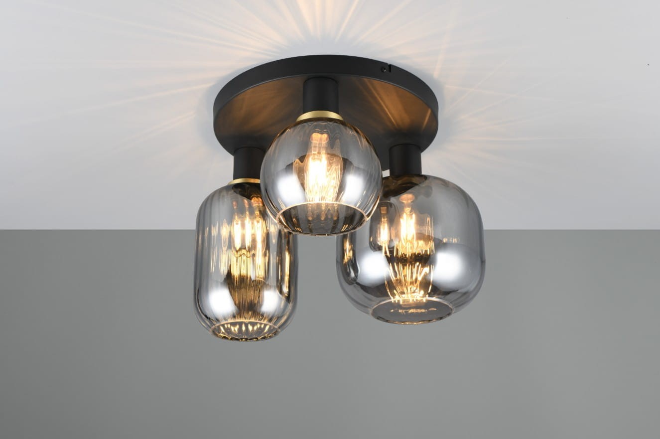 Lampa sufitowa Diva 3xE27 w kolorze czarnym i chromowanym. Składa się z trzech szklanych kloszy o różnych kształtach, zamontowanych na okrągłej podstawie. Klosze mają transparentną fakturę, a lampa jest zamontowana na suficie w neutralnym otoczeniu.