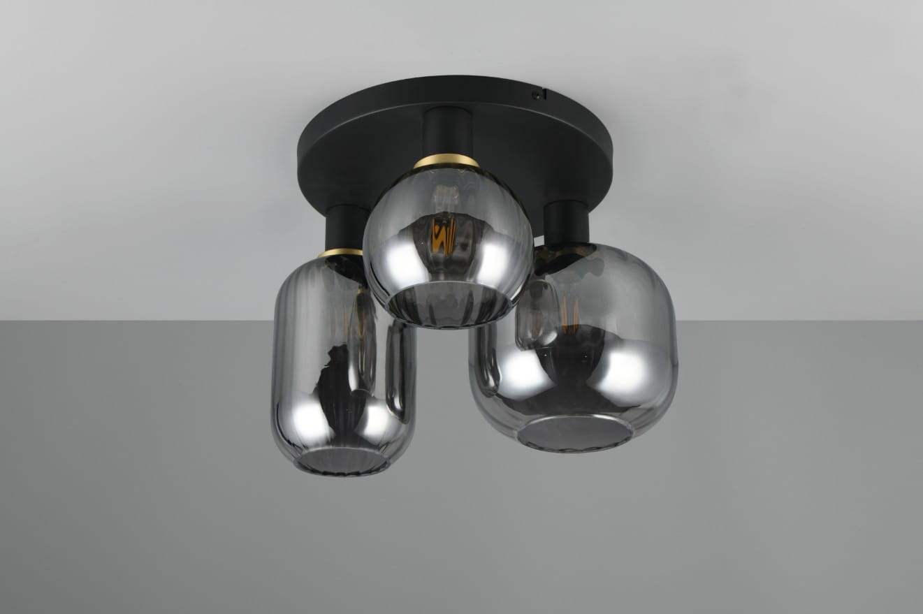 Lampa sufitowa Diva z trzema kloszami E27 w kolorze czarnym i chromowanym. Klosze o zaokrąglonym kształcie z ciemnego szkła, zamocowane do okrągłej podstawy. Lampa montowana sufitowo, widoczna elegancka złota dekoracja przy mocowaniach.