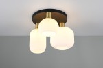 Lampa sufitowa Diva 3xE27 w kolorze czarnym i białym, z okrągłą, matową podstawą oraz trzema kloszami w kształcie kul, wykonanymi z białego szkła z delikatnym żłobieniem. Zainstalowana na suficie, zapewnia równomierne oświetlenie.