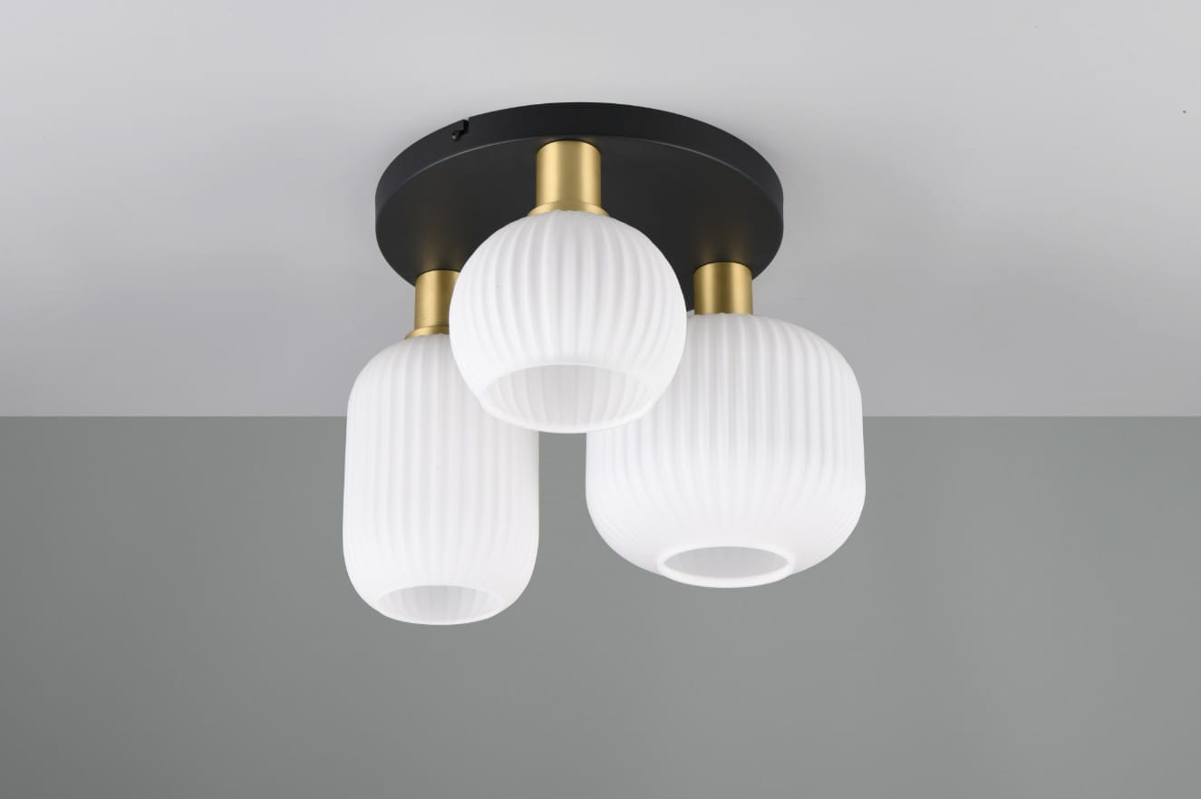 Lampa sufitowa Diva z trzema oprawami E27 w kolorze czarnym i białym. Posiada białe, teksturowane klosze w kształcie cylindrów oraz złote elementy montażowe. Ujęcie frontalne, widoczne na gładkim, jasnym tle.