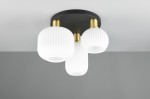 Lampa sufitowa Diva z trzema źródłami światła E27, z okrągłą czarną podstawą i białymi, teksturowanymi kloszami w kształcie cylindrów. Klosze mają złote mocowania, a całość wisi pod kątem w jasnym, minimalistycznym wnętrzu.