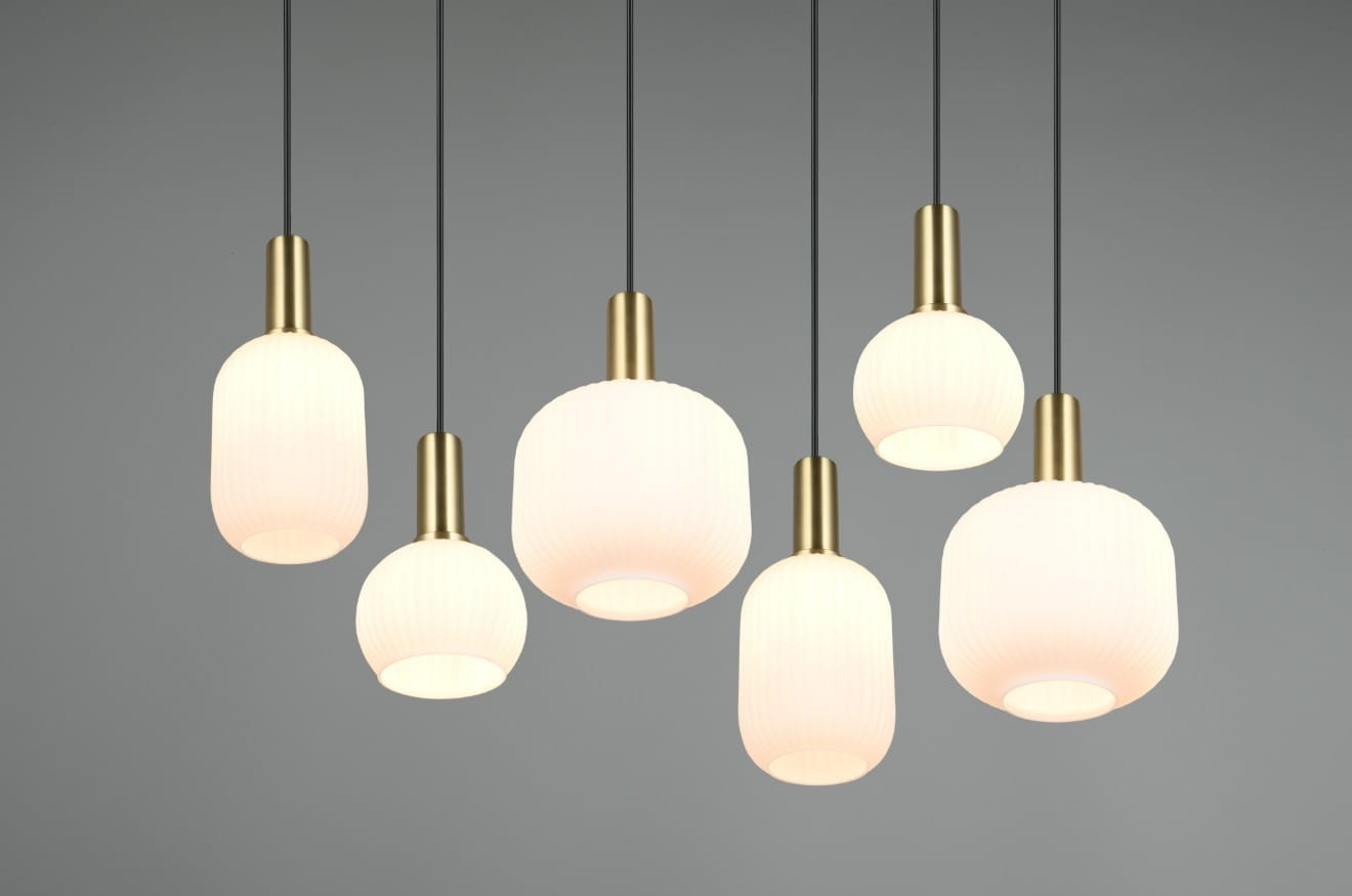 Lampa wisząca Diva w kolorze czarnym i białym z sześcioma oprawami E27. Wysokie, owalne klosze z matowego szkła w kształcie dzwonu, zawieszone na czarnych przewodach, z metalowymi złotymi detalami. Ujęcie frontalne.