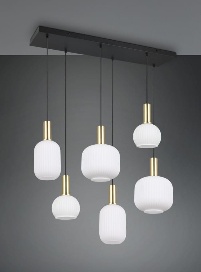 Lampa wisząca Diva z sześcioma kloszami w kolorze białym i złotymi detalami, zawieszona na czarnej podstawie. Klosze mają różne kształty: cylindryczny i zaokrąglony, z fakturą. Ujęcie frontalne, na jednolitym tle.