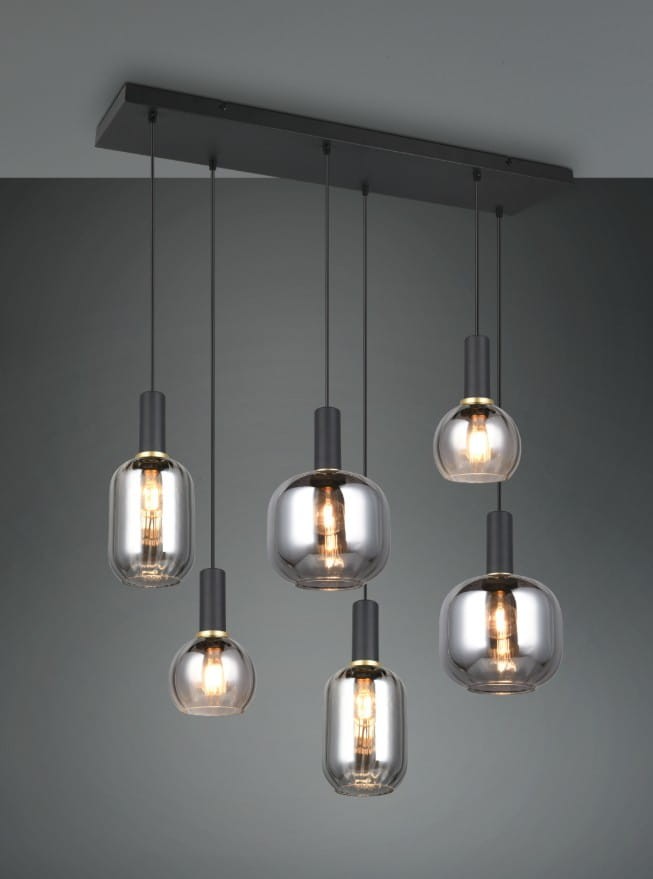 Lampa wisząca Diva z sześcioma oprawami E27, w kolorze czarnym i chromowanym. Szklane klosze o różnych kształtach zwisają z płaskiego, czarnego stelaża. Widoczne ciepłe źródła światła w transparentnych kloszach, tworzą elegancki efekt.