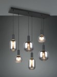 Lampa wisząca Diva z sześcioma oprawami E27, w kolorze czarnym i chromowanym. Szklane klosze o różnych kształtach zwisają z płaskiego, czarnego stelaża. Widoczne ciepłe źródła światła w transparentnych kloszach, tworzą elegancki efekt.