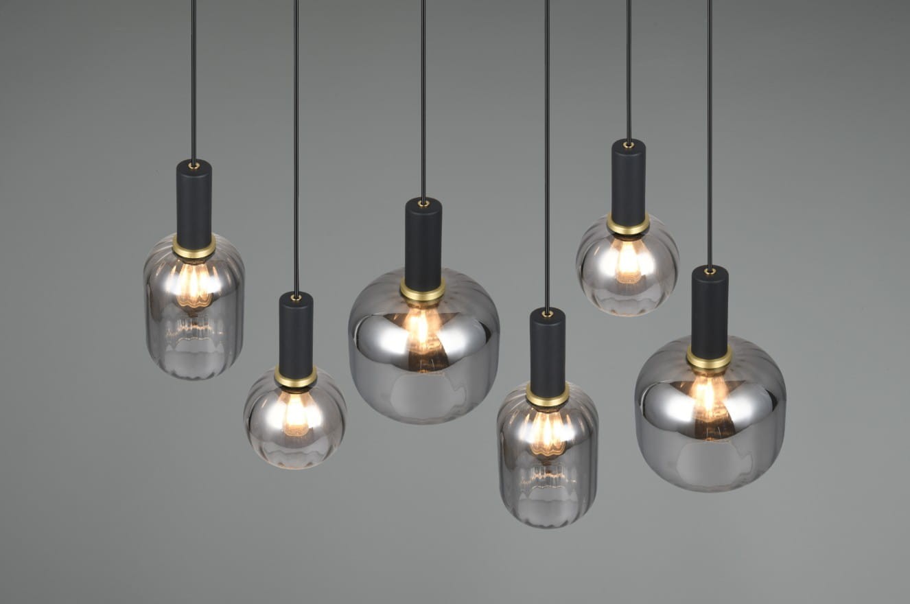 Lampa wisząca Diva z sześcioma źródłami światła E27 w kolorze czarnym i chromowanym. Szklane klosze w kształcie cylindrów i kul, z czarnymi uchwytami. Wisząca konstrukcja, eleganckie wykończenie, idealna do nowoczesnych wnętrz.