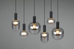 Lampa wisząca Diva z sześcioma źródłami światła E27 w kolorze czarnym i chromowanym. Szklane klosze w kształcie cylindrów i kul, z czarnymi uchwytami. Wisząca konstrukcja, eleganckie wykończenie, idealna do nowoczesnych wnętrz.