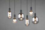 Lampa wisząca Diva z sześcioma kloszami E27 w kolorze czarnym i chromowanym. Klosze w różnych kształtach, wykonane ze szklanych elementów, zawieszone na cienkich linkach, tworzą nowoczesną kompozycję. Tło w odcieniach szarości.