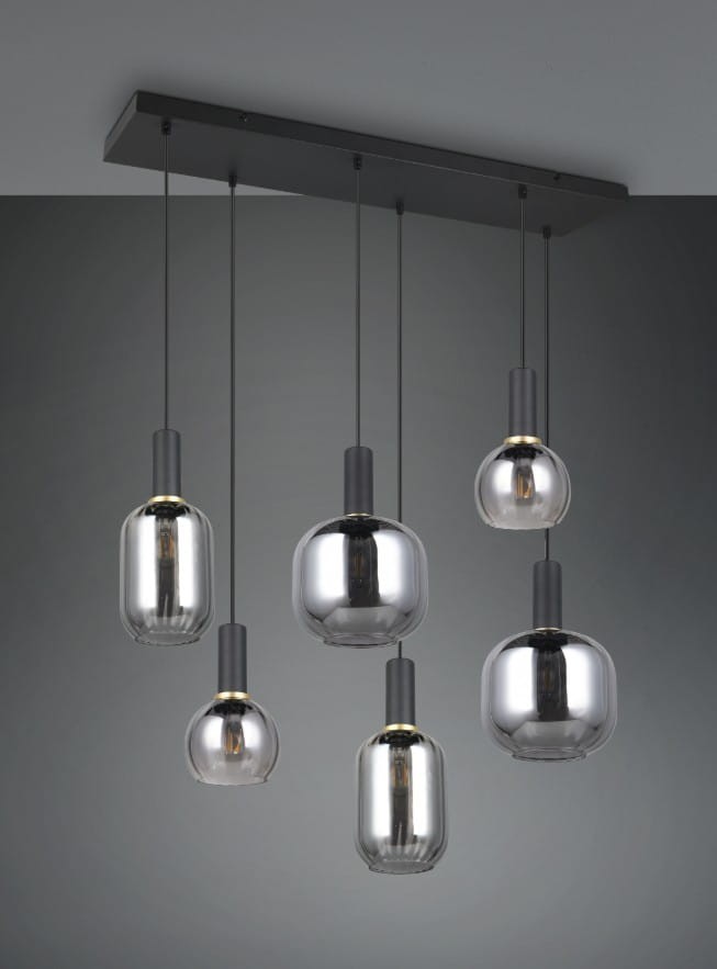 Lampa wisząca Diva z sześcioma oprawami E27, w kolorze czarnym i chromowanym. Szklane klosze w różnych kształtach, zawieszone na cienkich, czarnych linkach, montowane do płaskiej, prostokątnej podstawy. Idealna do nowoczesnych wnętrz.