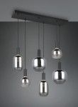 Lampa wisząca Diva z sześcioma oprawami E27, w kolorze czarnym i chromowanym. Szklane klosze w różnych kształtach, zawieszone na cienkich, czarnych linkach, montowane do płaskiej, prostokątnej podstawy. Idealna do nowoczesnych wnętrz.
