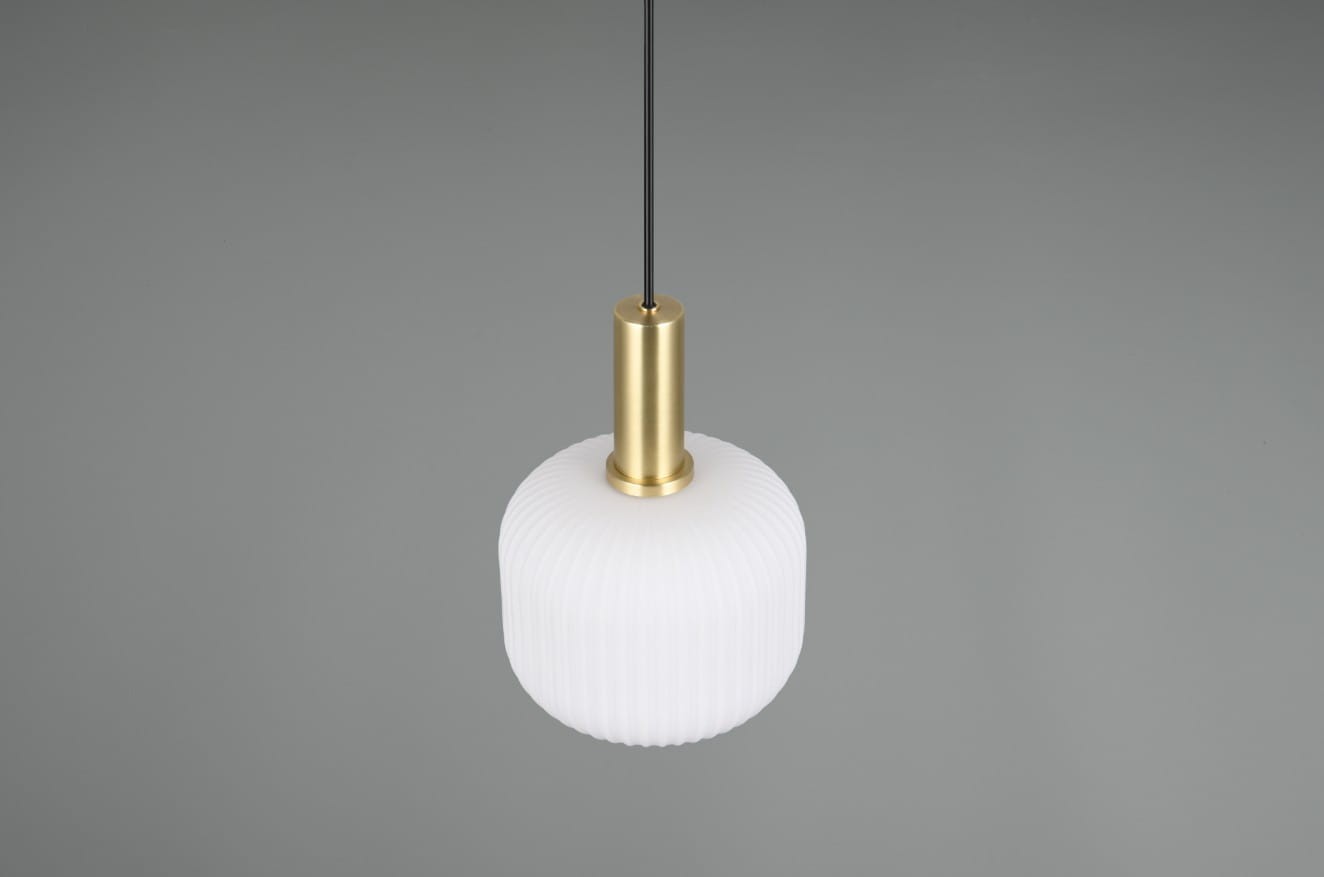 Lampa wisząca Diva z oprawą w kolorze złotym i białym kloszem w kształcie kuli, z teksturowaną powierzchnią. Zawieszona na cienkim czarnym przewodzie, widok z dołu, idealna do nowoczesnych wnętrz. Wymiary i szczegóły montażowe nie są widoczne.