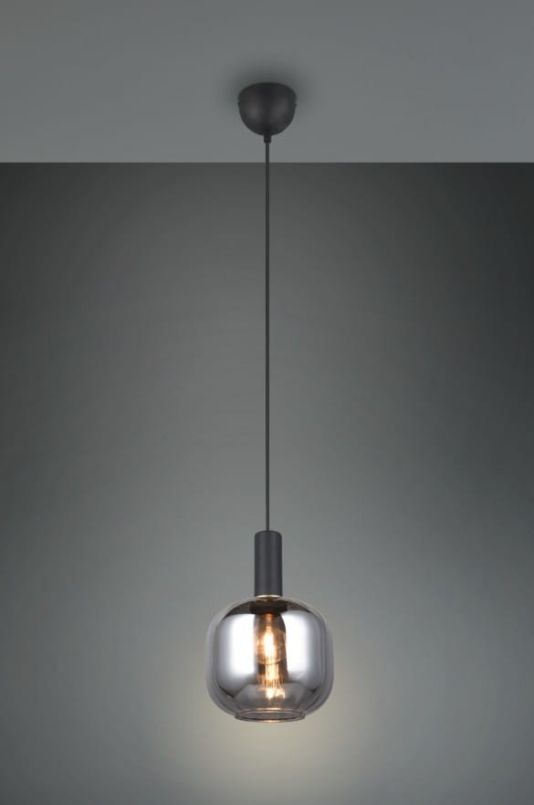 Lampa wisząca Diva 1xE27 w kolorze czarnym i chromowanym. Okrągła, metaliczna czasza z przezroczystym wnętrzem, zawieszona na cienkim, czarnym przewodzie. Produkt znajduje się w centralnej części zdjęcia, na jednolitym tle.
