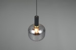 Lampa wisząca Diva z oprawą w kolorze czarnym i chromowanym, z żarówką E27. Okrągła, metaliczna czasza z lustrzanym wykończeniem, zawieszona na cienkim, czarnym przewodzie. Złoty detal przy mocowaniu.