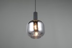 Czarna lampa wisząca Diva z chromowaną szklanką, zawieszona na cienkim kablu. Kształt kulisty, z widoczną żarówką E27 w środku. Tło w odcieniu szarości, co podkreśla elegancki wygląd lampy.