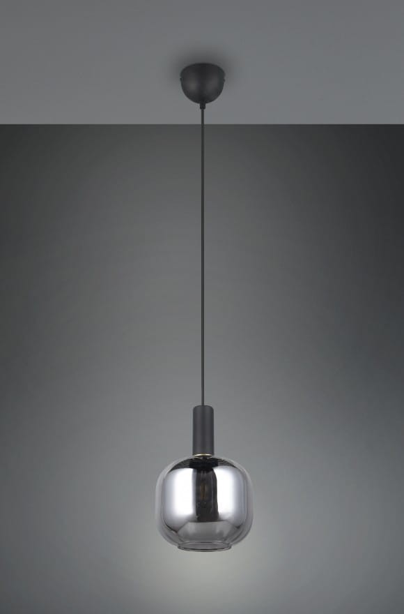 Lampa wisząca Diva z pojedynczym gniazdem E27, w kolorze czarnym i chromowanym. Okrągły klosz z metaliczną powierzchnią, zawieszona na cienkim czarnym kablu. Ujęcie frontalne, lampa wisząca z eleganckim designem, idealna do nowoczesnych wnętrz.