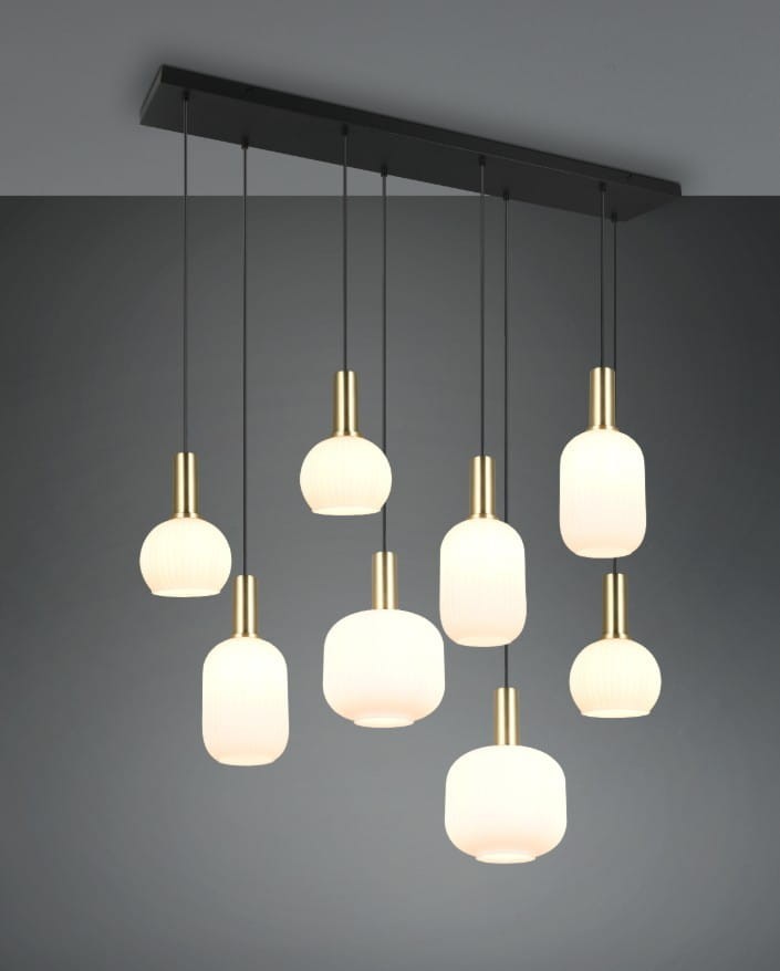 Lampa wisząca Diva z ośmioma źródłami światła E27. Klasyczna, czarna podsufitka z wiszącymi, białymi kloszami o różnych kształtach i złotych detalach. Wisi na cienkich linkach, idealna do nowoczesnych wnętrz.