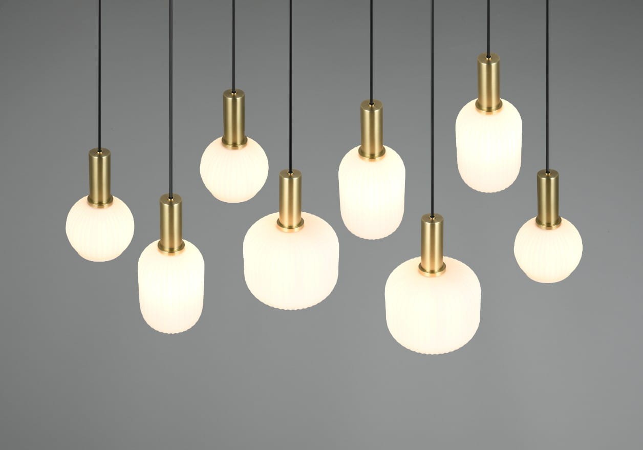 Lampa wisząca Diva z ośmioma kloszami E27 w kolorze białym i złotymi detalami. Klosze o różnych kształtach, zawieszone na czarnych przewodach, tworzą nowoczesny design. Ujęcie frontalne, na jednolitym tle.