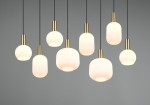 Lampa wisząca Diva z ośmioma kloszami E27 w kształcie cylindrów i kul, w białym kolorze z teksturowaną powierzchnią, zawieszona na czarnych kablach. Metalowe elementy w kolorze złotym. Tło szare, podkreślające elegancję lampy.