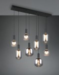 Lampa wisząca Diva z ośmioma żarówkami E27 w kolorze czarnym i chromowanym. Szklane klosze w różnych kształtach, zawieszone na cienkich linkach, zamontowane na prostokątnej podstawie. Tło w jednolitym szarym kolorze.