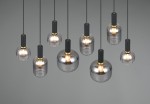 Lampa wisząca Diva z ośmioma źródłami E27, w kolorze czarnym i chromowanym. Szklane klosze o różnych kształtach zawieszone na cienkich linkach, z czarnymi, matowymi uchwytami i złotymi detalami. Ujęcie z góry, na jednolitym tle.