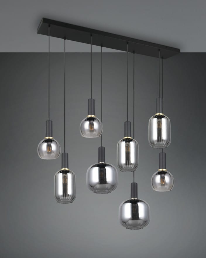 Lampa wisząca Diva z 8 źródłami światła E27, w kolorze czarnym i chromowanym. Szklane klosze w różnych kształtach zawieszone na cienkich, czarnych linkach. Montaż na metalowej listwie sufitowej, minimalistyczny design, idealna do nowoczesnych wnętrz.