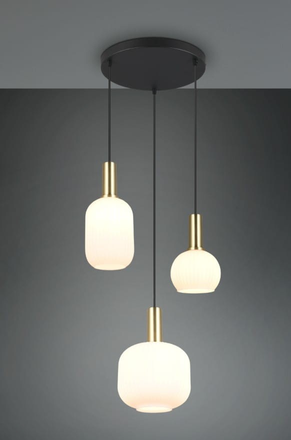 Lampa wisząca Diva z trzema kloszami w kolorze białym i złotymi detalami, zawieszona na czarnych linkach. Klosze mają różne kształty: cylindryczny, okrągły i stożkowy, montowane na okrągłej podstawie sufitowej.